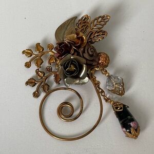 Elegant Gold Floral Brooch